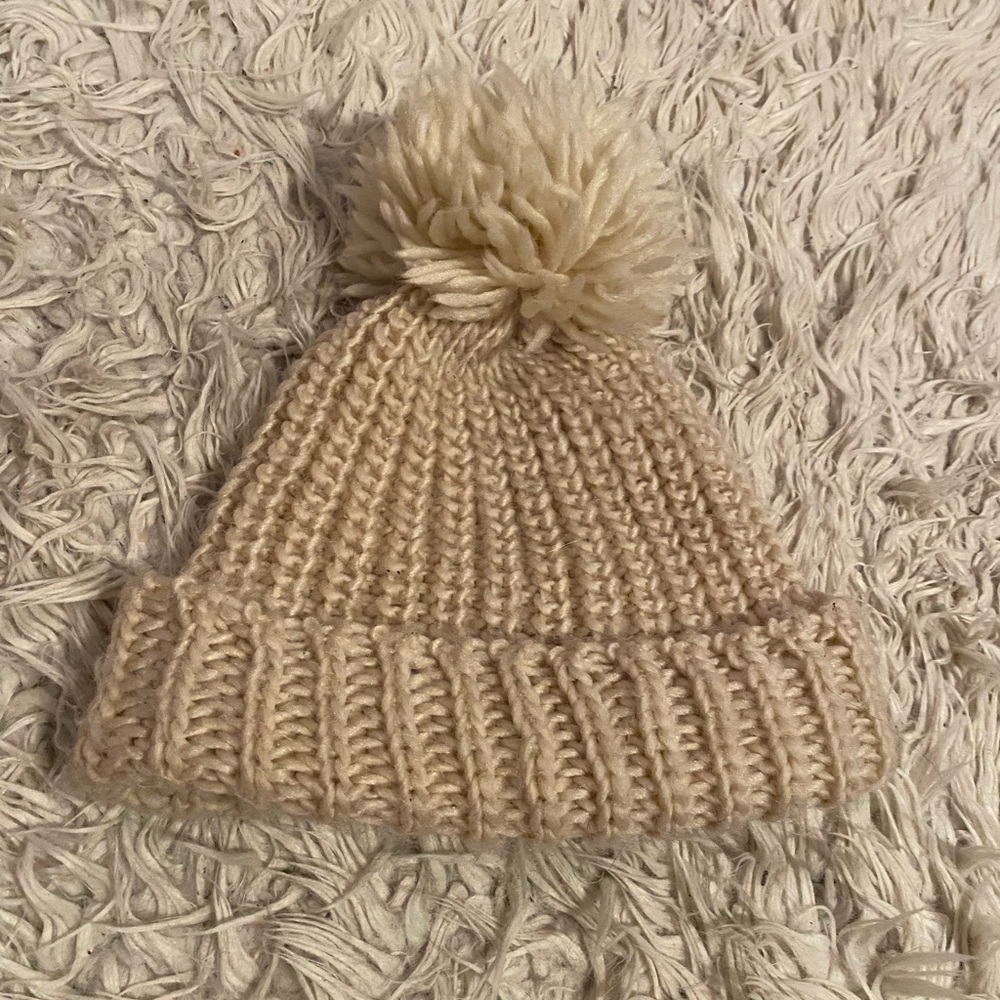 Nude beanie with pom